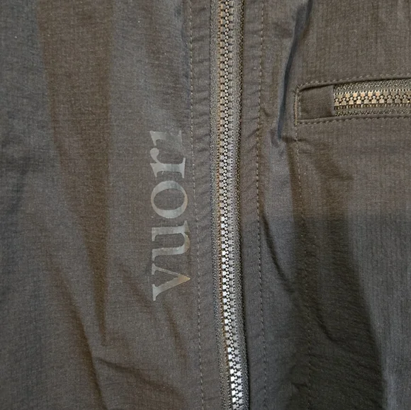 Vuori Men's Black Lightwieght Rain Jacket - Picture 3 of 4
